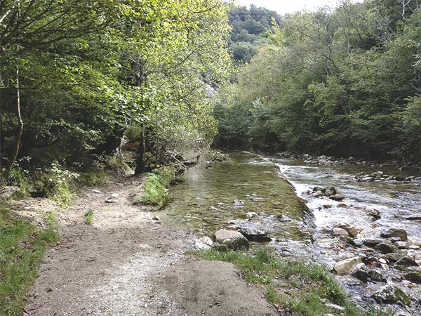 El río Dobra en la ruta del río Dobra que acaba en la Olla de San Vicente